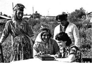 جميلة جليل سيلل برفقة مجموعة من النساء الكرديات في أرمينيا.